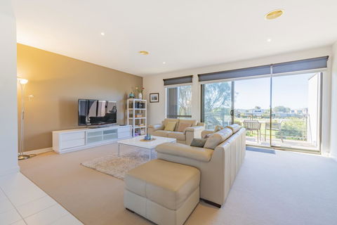 Stylish 3 Bedroom Condo - Internet Find 15