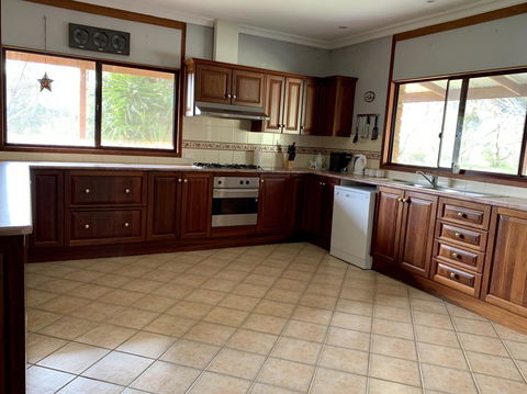 Beeâ€™s Place - 3 Bedroom Home On 10 Acres Of Land With Distant Ocean Views - Internet Find 2