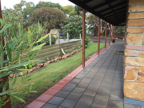 Beeâ€™s Place - 3 Bedroom Home On 10 Acres Of Land With Distant Ocean Views - Internet Find 24