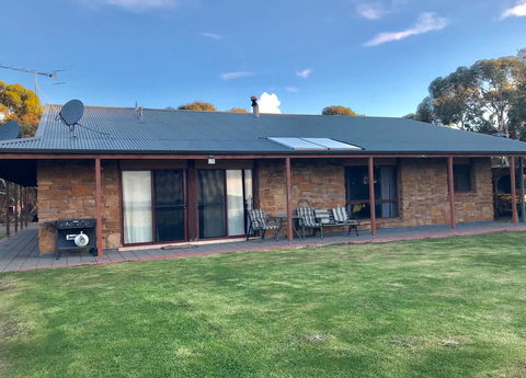 Beeâ€™s Place - 3 Bedroom Home On 10 Acres Of Land With Distant Ocean Views - Internet Find 11