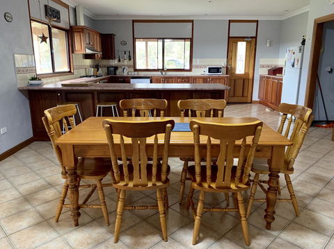 Beeâ€™s Place - 3 Bedroom Home On 10 Acres Of Land With Distant Ocean Views - Internet Find 1