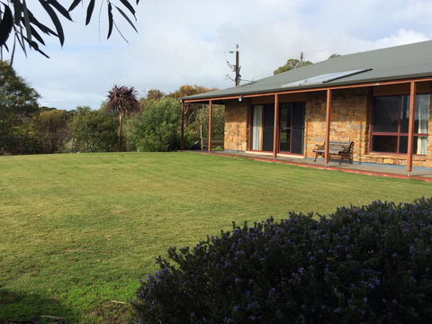 Beeâ€™s Place - 3 Bedroom Home On 10 Acres Of Land With Distant Ocean Views - Internet Find 4