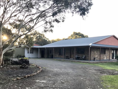 Beeâ€™s Place - 3 Bedroom Home On 10 Acres Of Land With Distant Ocean Views - Internet Find 14