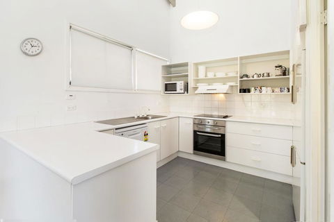 'Matilda' - Spacious & Centrally Located With Great Lake Views - Internet Find 3