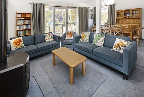 'Matilda' - Spacious & Centrally Located With Great Lake Views - Internet Find 1