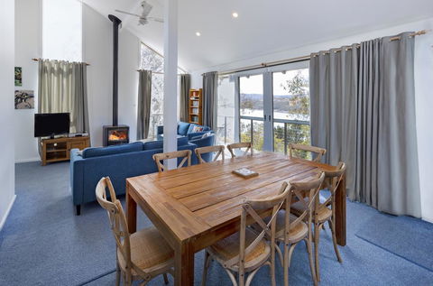 'Matilda' - Spacious & Centrally Located With Great Lake Views - Internet Find 0