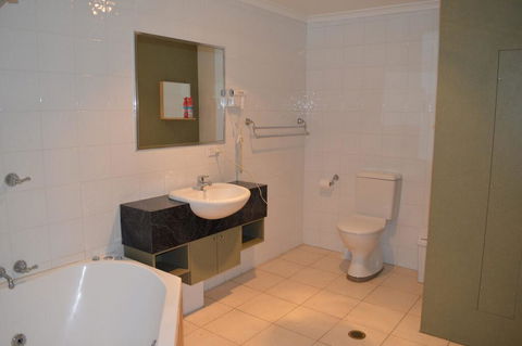18 Lakeview Plaza - Internet Find 3