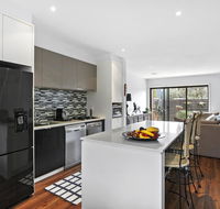 2 Bedroom Townhouse - Family  Corporate Bookings Only - Internet Find