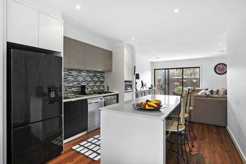 2 Bedroom Townhouse - Family & Corporate Bookings Only - Internet Find 0