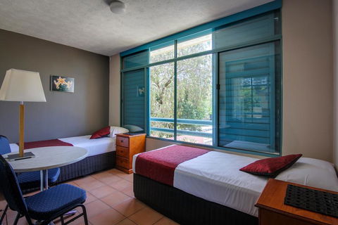AAA Airport Albion Manor Apartments And Motel - Internet Find 1