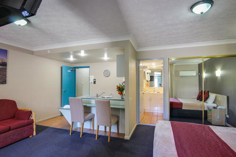 AAA Airport Albion Manor Apartments And Motel - Internet Find 2