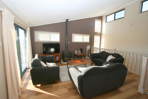 Acacia 5/2 Kirwan Close - Internet Find 0