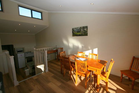 Acacia 5/2 Kirwan Close - Internet Find 1