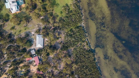 Acacia Lakehouse - The Lake At Your Doorstep - Internet Find 1