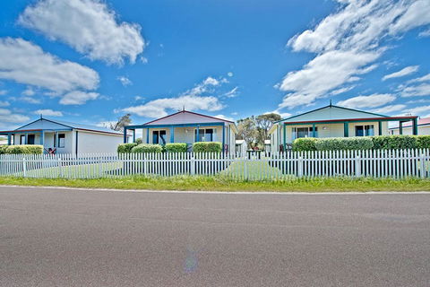 Acclaim Rose Gardens Beachside Holiday Park - Internet Find 1