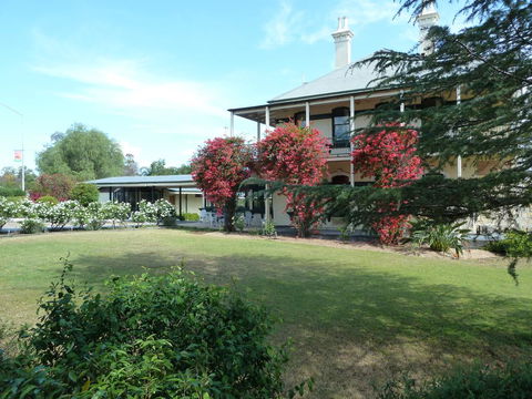 Airlie House Motor Inn - Internet Find 1