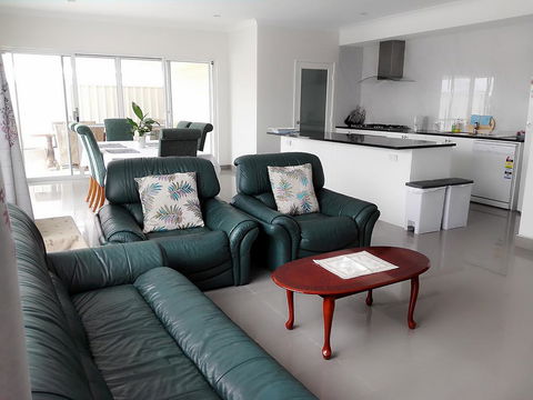 Alkimos Beach Retreat - Internet Find 0