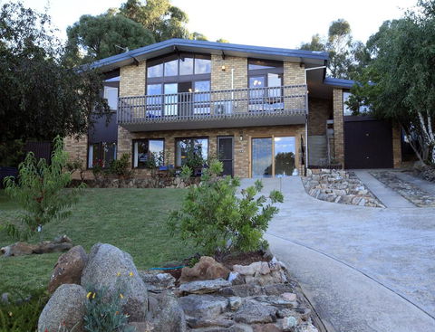 Alpine Apartment - Great Location With Views Of Lake Jindabyne - Internet Find 0