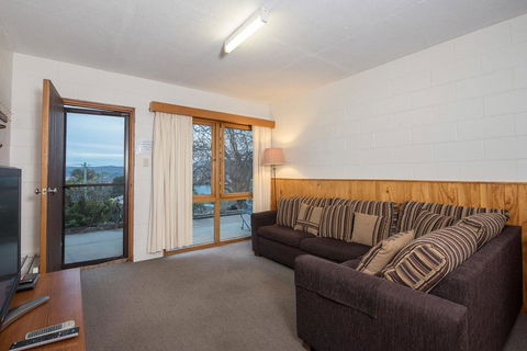 Alpine Apartment - Great Location With Views Of Lake Jindabyne - Internet Find 1