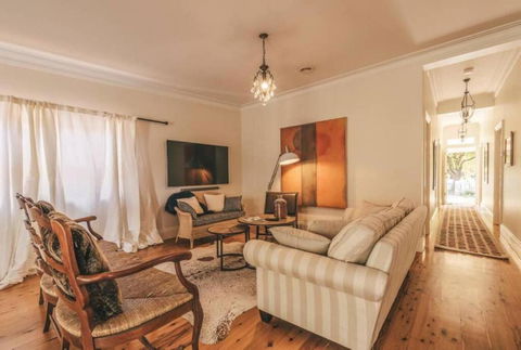 Ambrose On Byng - Central Location W/ 2 Bathroom - Internet Find 0