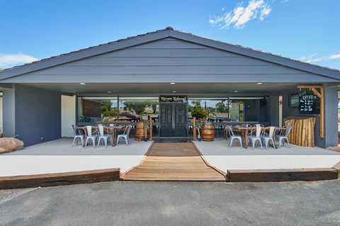 Australian Homestead Motor Lodge - Internet Find 1