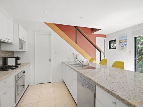 Avoca Beach Living - 84 Avoca Drive, Avoca Beach - Internet Find 3