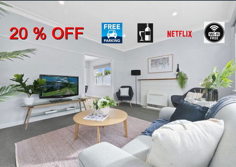 BALLARAT CLOSE 2 CBD + HOSPITAL+3BR HOME+NETFLIX + WiFi + Gift - Internet Find 0