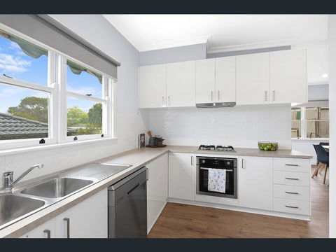 BALLARAT CLOSE 2 CBD + HOSPITAL+3BR HOME+NETFLIX + WiFi + Gift - Internet Find 3