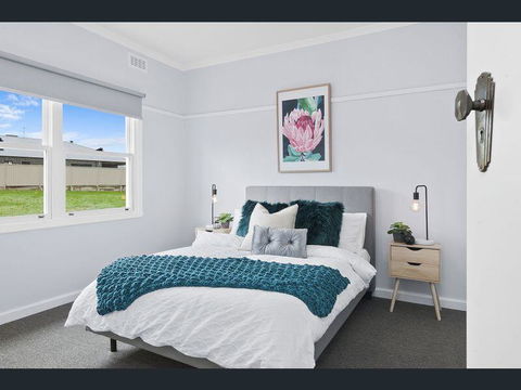 BALLARAT CLOSE 2 CBD + HOSPITAL+3BR HOME+NETFLIX + WiFi + Gift - Internet Find 1