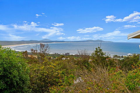 Barefoot Top Floor, 32 Skyline Crescent, Crescent Head - Internet Find 1
