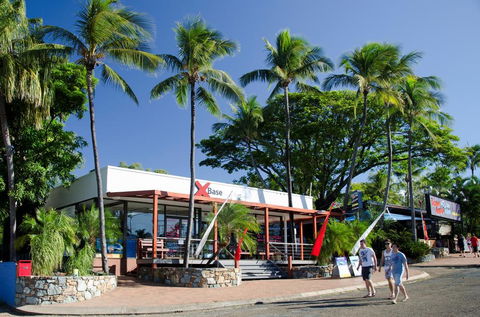 Base Airlie Beach - Internet Find 0
