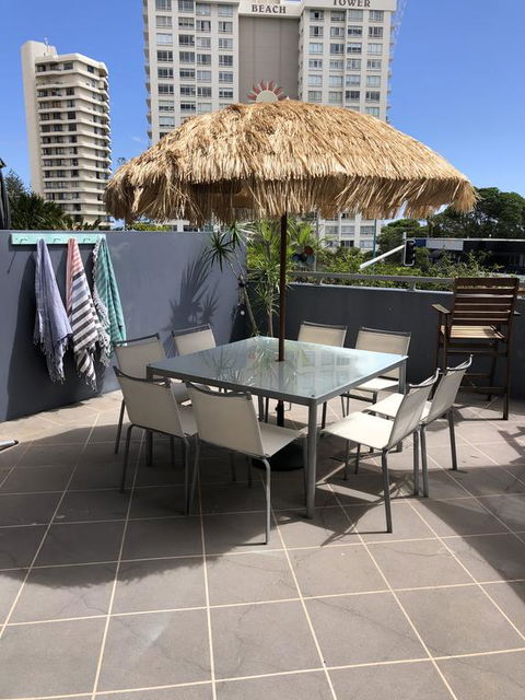 Beach Side Ocean Burleigh Heads 3 Bedroom Family Accomodation - Internet Find 1