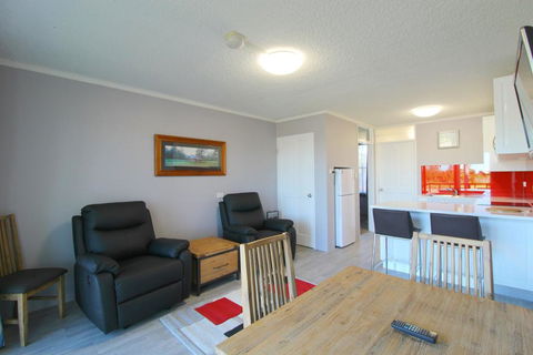 Beachfront 4, 25 Willow Street - Internet Find 1