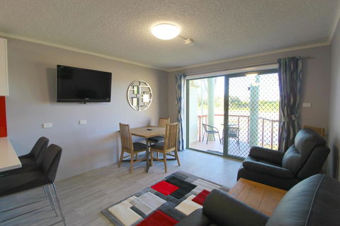 Beachfront 4, 25 Willow Street - Internet Find 3