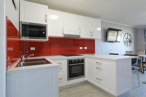Beachfront 4, 25 Willow Street - Internet Find 0
