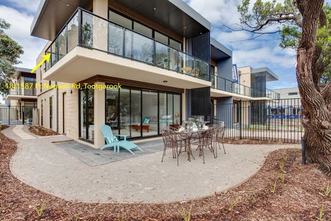 Beautiful Beachfront Apartment At Capel Sound - Internet Find 2