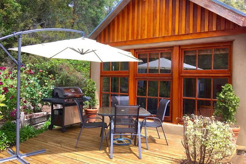 BEAUTIFUL RETREAT - 20 Mins To CBD And Only 10 Mins To MONA! - Internet Find 1