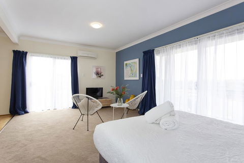 Bella Vista Townhouse With Views - Internet Find 3