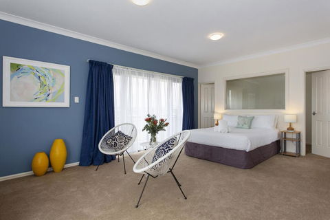 Bella Vista Townhouse With Views - Internet Find 0