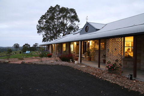 BellbirdHill Bed & Breakfast - Internet Find 0