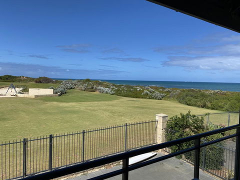 Blue Sky Escapes Seaview Apartment - Internet Find 0