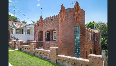 Bronte Beach Apartment - Internet Find 1