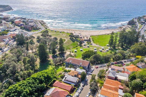 Bronte Beach Apartment - Internet Find 0