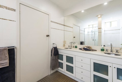 Bungan Beach House - Heated Indoor Pool - Internet Find 3