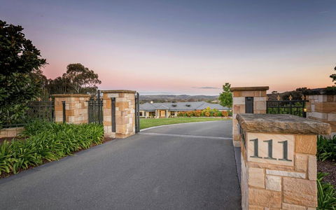 Canberra Luxury Estate - Internet Find 1