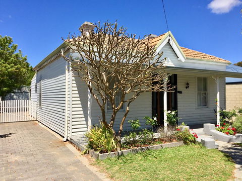 Carey Cottage - Internet Find 0
