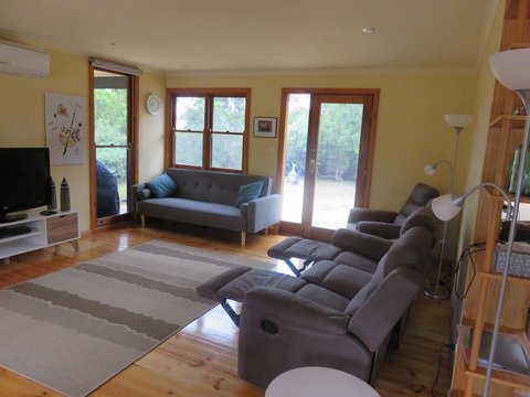 Cedar Cottage Nelson-2 Acre Retreat - Internet Find 3