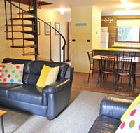 Cedar Holiday Units - Apartment 3 - Internet Find