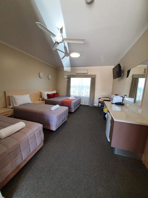 Club Motor Inn - Internet Find 1