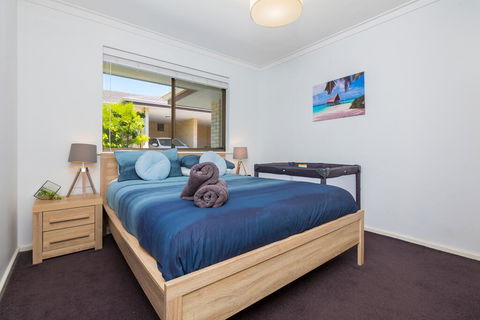 Coastal Convenience! Walk To The Shops & Cafes... - Internet Find 1